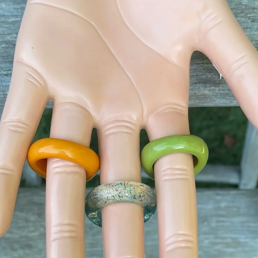 NWT New Urban Outfitters UO 3 Piece Acrylic Ring Set. Size 6 Y2K Retro Mod Squad
